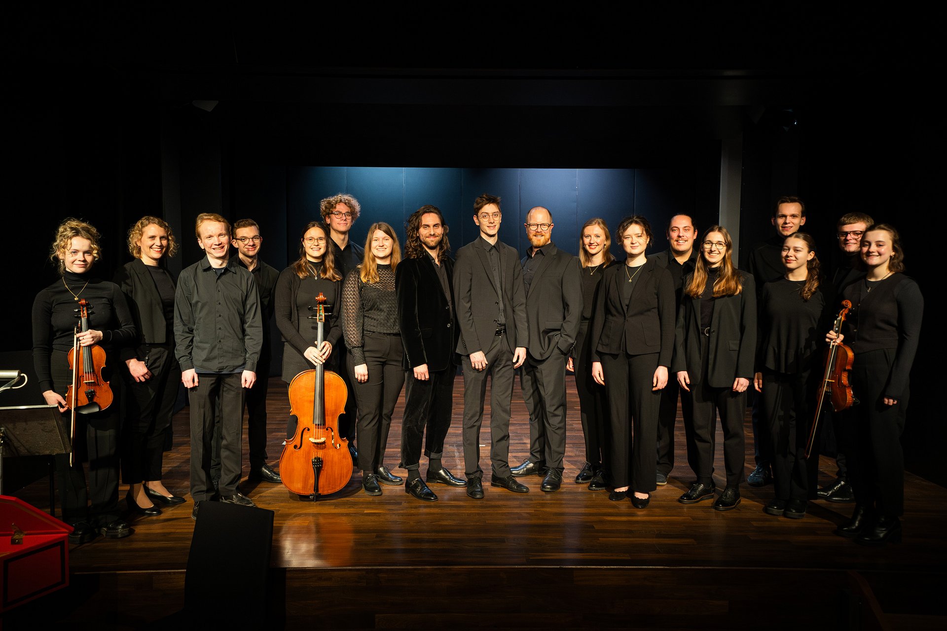 UKM | Mitglieder des studentischen Barockensembles Ex Praeterito mit einigen Streichinstrumenten 
