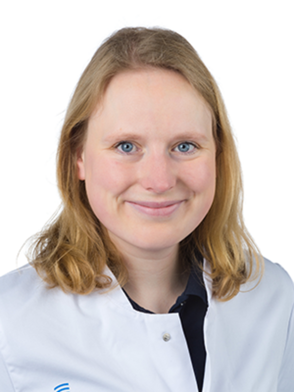 UKM | Ärztin in der Unfallchirurgie. Sie trägt einen weißen Kittel und lächelt.
