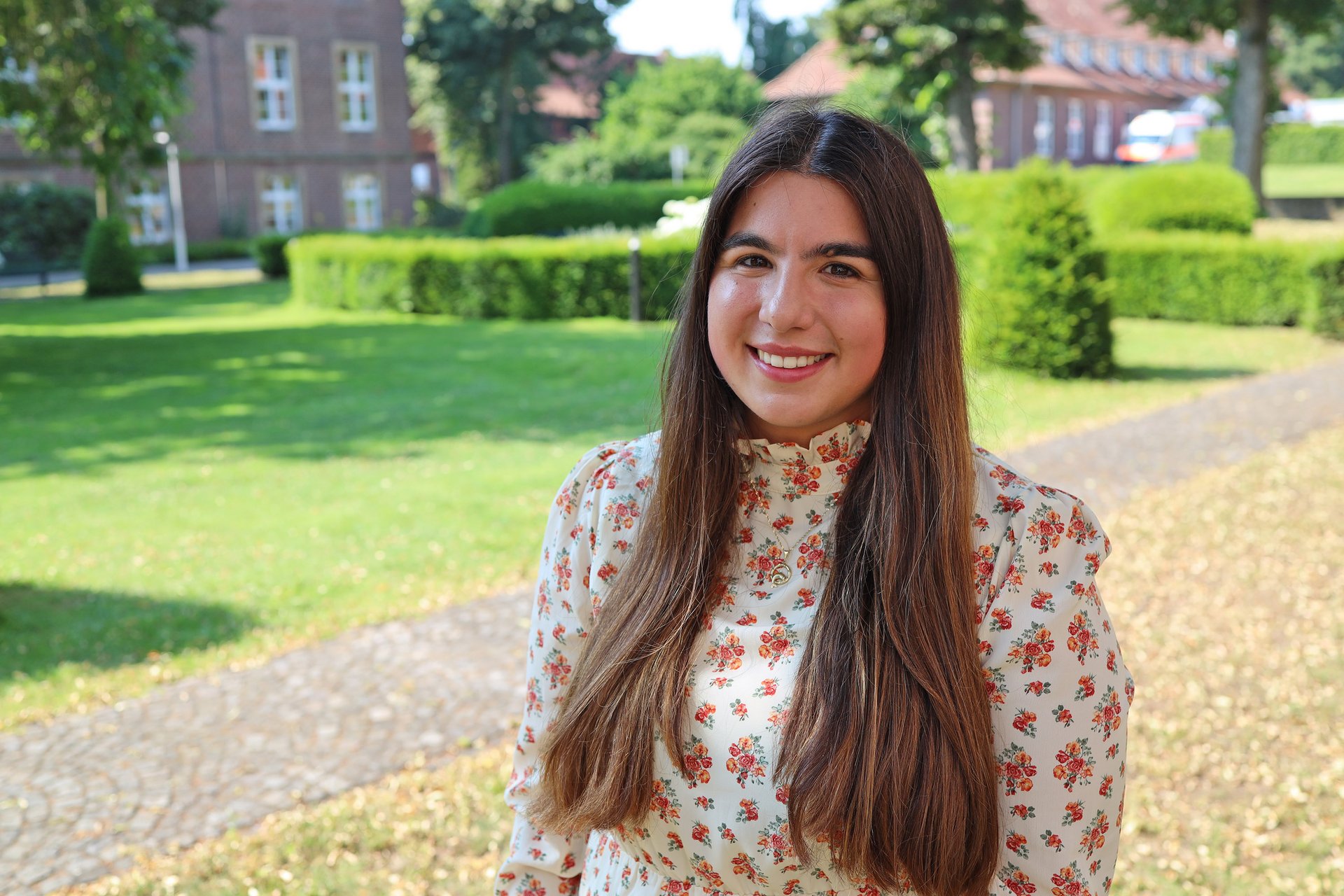UKM Presse | Selin Vural auf dem UKM-Campus