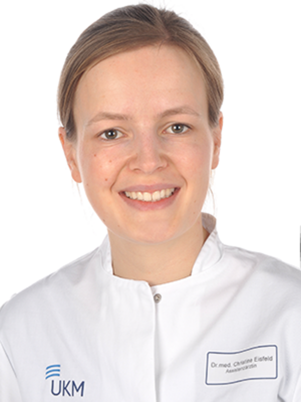 UKM | Portrait einer Ärztin der Medizinischen Klinik A. Sie trägt einen weißen Kittel und lächelt.