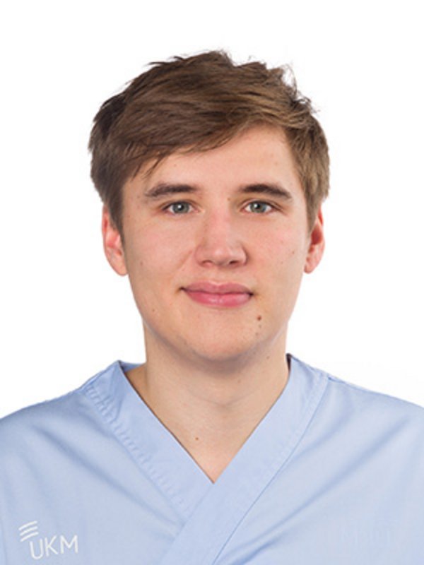 UKM Medizinische Klinik D | Jan Adiprasito | Er trägt einen hellblauen Kasack und schaut in die Kamera.