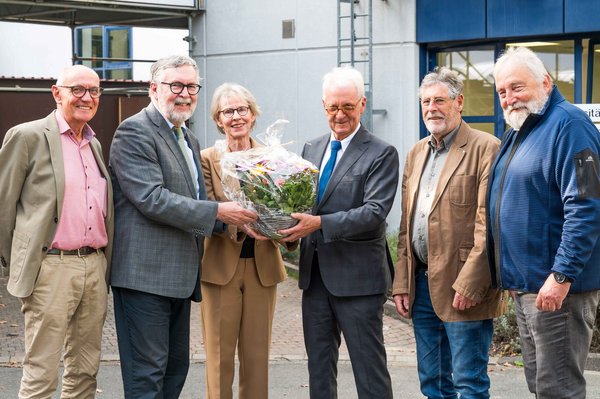 UKM | Neuer Vorstand des KMT-Freundeskreises überreicht Prof. Jürgens ein Blumengebinde. Vier weitere Mitglieder stehen ihnen zur Seite. 