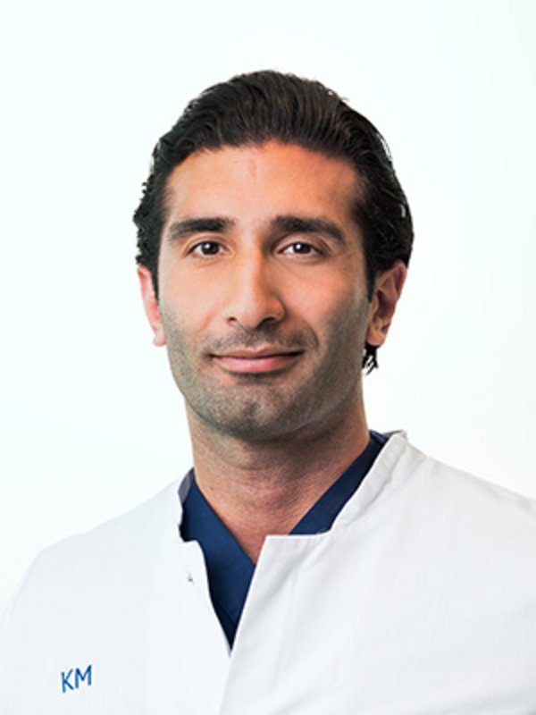 UKM Plastische Chirurgie | Masih Kameh Khosch | Mann mit schwarzen Haaren.