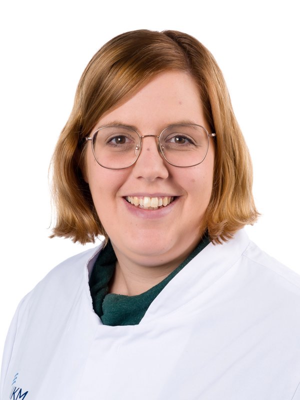UKM Klinik für Nuklearmedizin | Katrin Thiede | Sie hat braune Haare, trägt eine Brille und lächelt in die Kamera