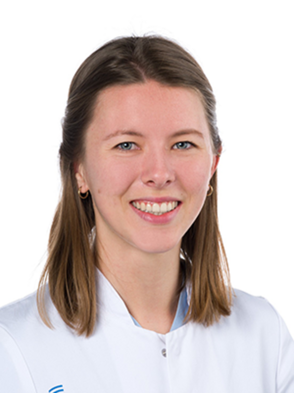 UKM | Portrait einer Ärztin aus der Medizinischen Klinik A. Sie trägt einen weißen Kittel und lächelt.