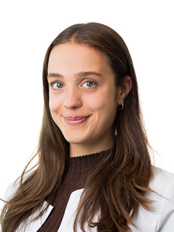 UKM Plastische Chirurgie | Laura Raschke | Frau mit braunen Haaren lächelt in die Kamera.