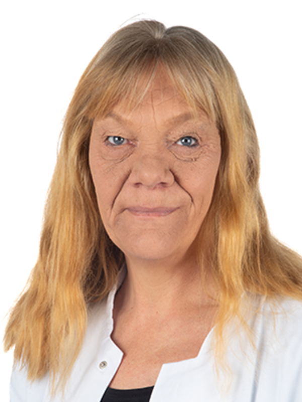 UKM | Portraitfoto einer Medizinisch-technischen Assistentin aus der Angiologie. Sie trägt einen weißen Kittel und lächelt.