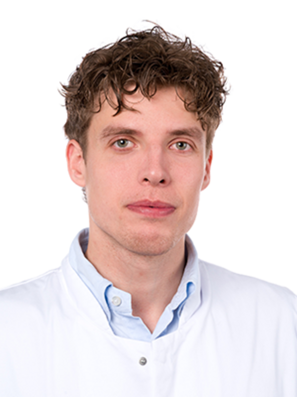 UKM | Arzt aus der Neurochirurgie. Er trägt einen weißen Kittel.