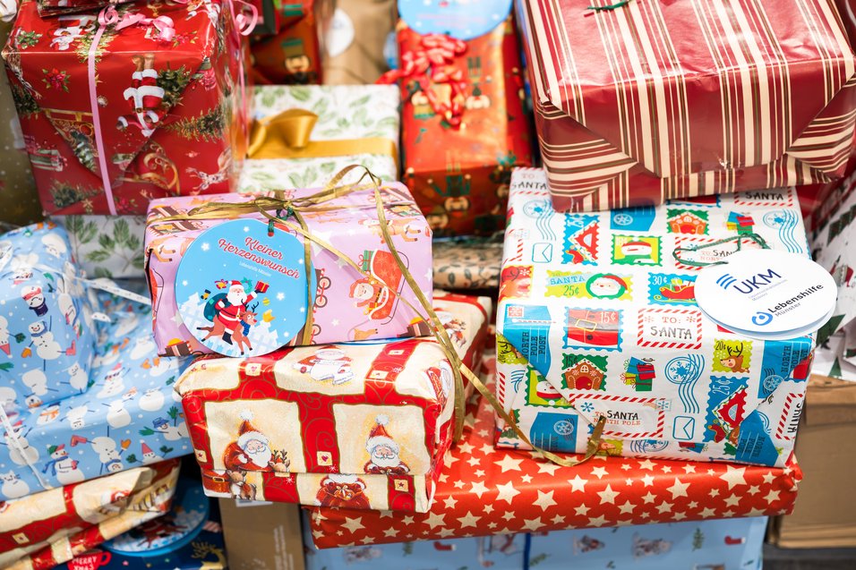 UKM | Eine Ansammlung von Paketen in buntem Geschenkpapier