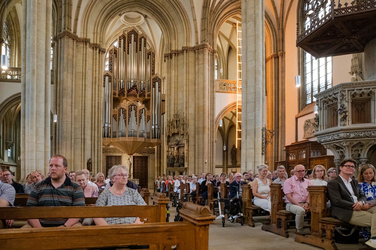 WTZ-Benefizkonzert | Die Kirchenbänken von St. Lamberti in Münster sind voll besetzt. Im Hintergrund die prächtige Orgel, eine Himmelsleiter und die Kanzel. | Foto: UKM/Kochinke