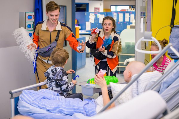 Tänzerin Hera Norin und Tänzer Lukas Bisculm vom Theater Münster auf der Kinderstation am UKM