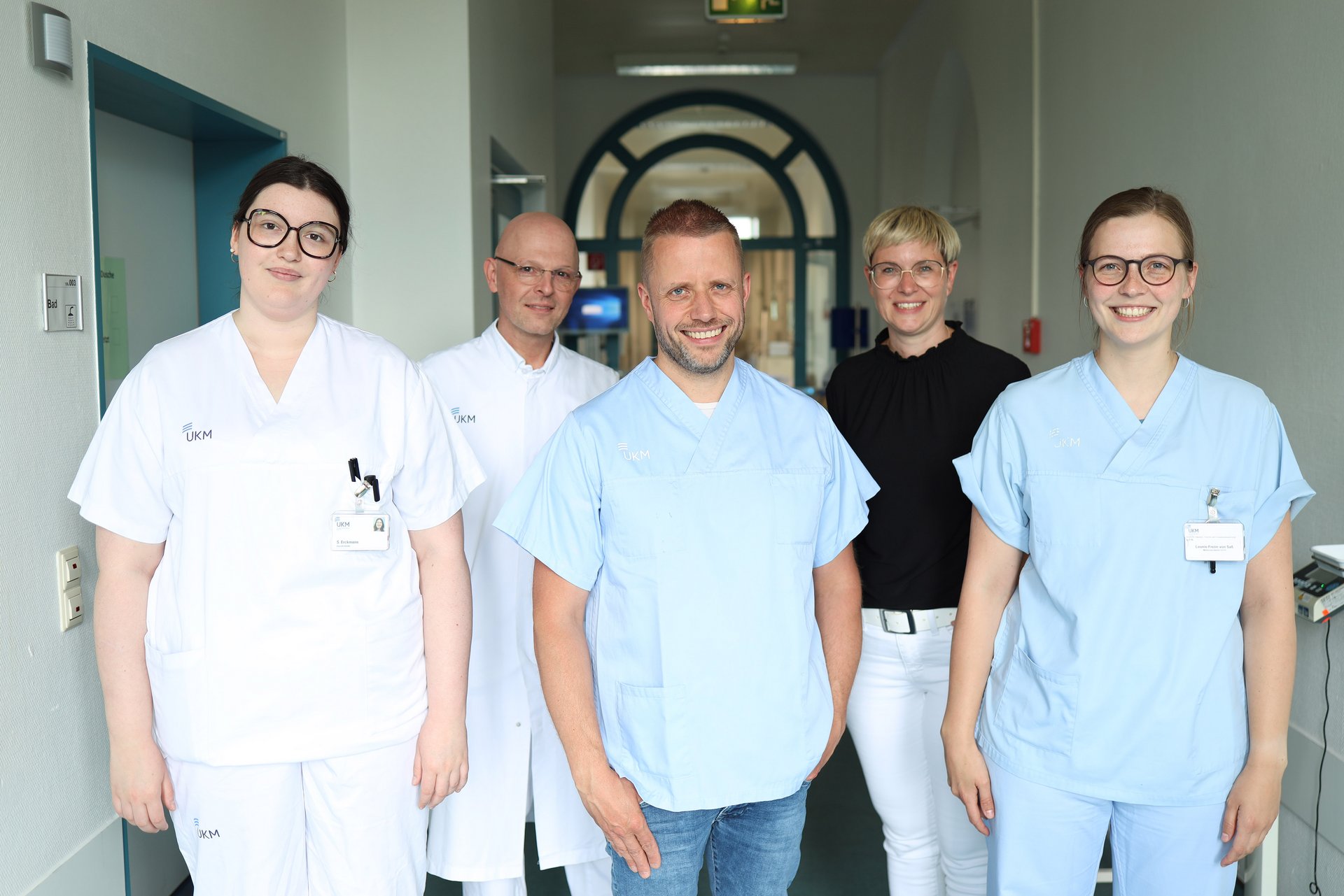 Auszubildende in der Pflege und Medizinstudierende im Praktischen Jahr lernen gemeinsam. 