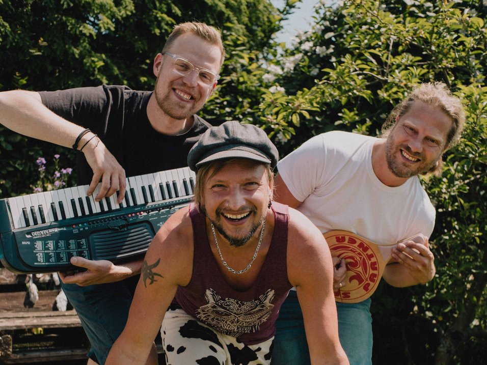 UKM | Presse | Musiker Maxim Wartenberg und die beiden anderen Bandmitglieder von Trommelfloh