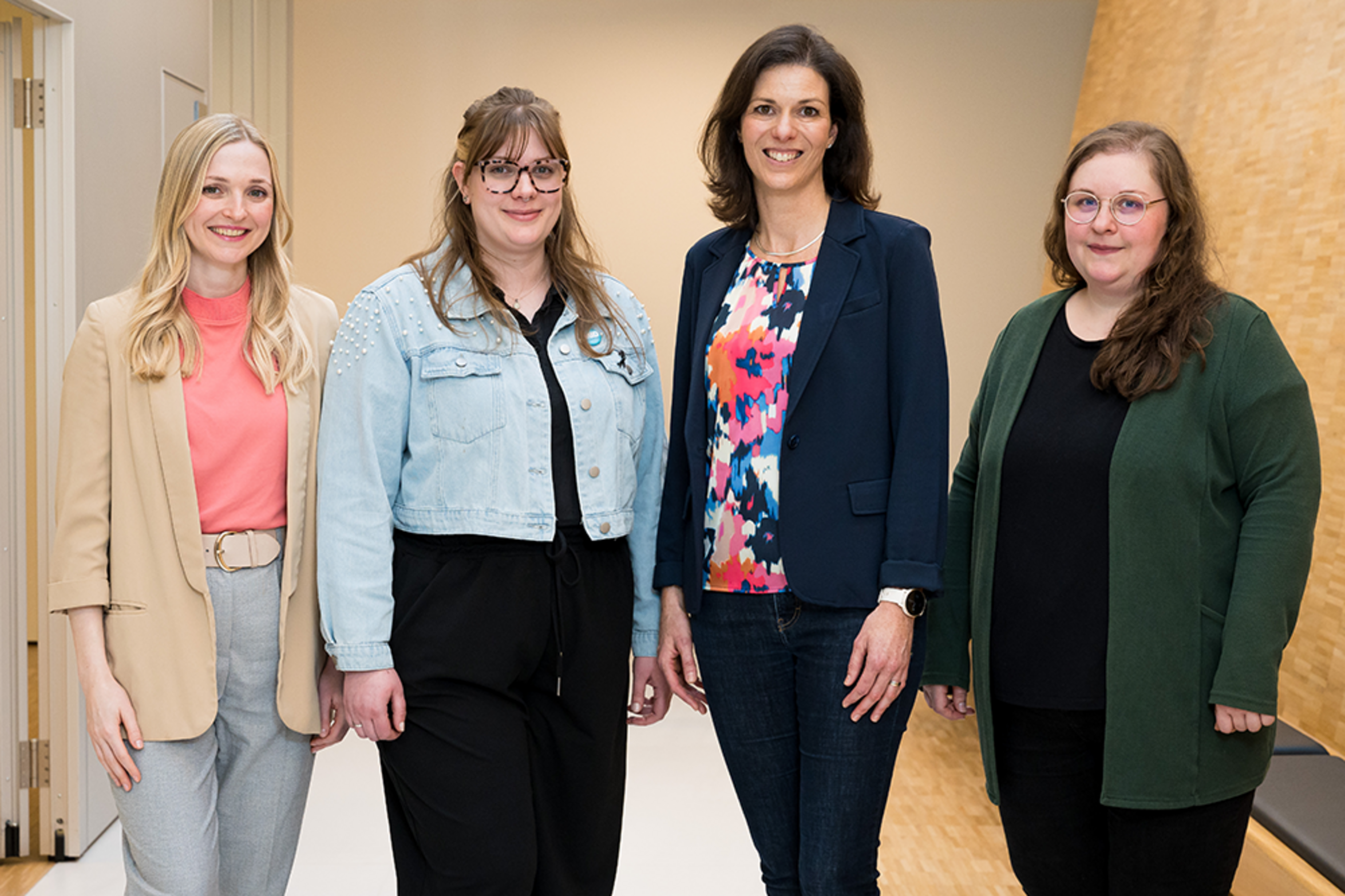 UKM | Vier Ansprechpartnerinnen des WTZ Münster und Essen. Sie stehen vor einem neuralen Hintergrund und schauen freundlich in die Kamera.