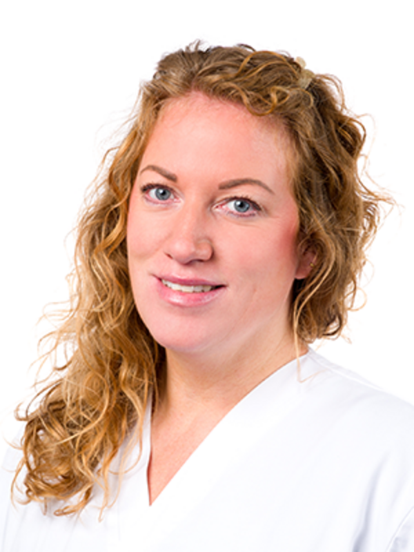 UKM | Zahnmedizinische Fachangestellte aus der Poliklinik für Parodontologie | Sie trägt einen weißen Kasack und lächelt. Portraitaufnahme