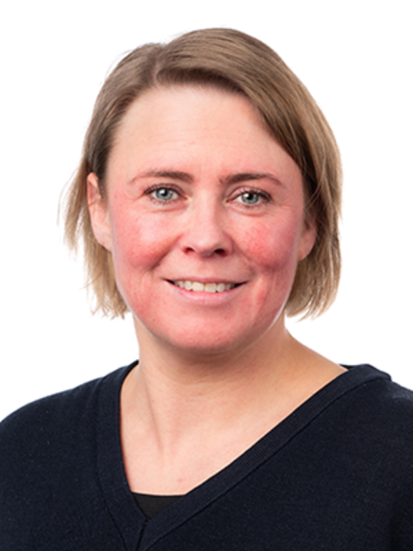 UKM | Zahnmedizinische Fachangestellte der Klinik für Parodontologie. Sie trägt ein schwarzes Shirt und lächelt.