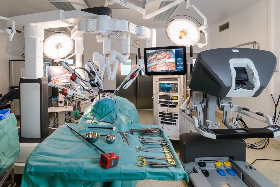 UKM | Operationssaal mit Da Vinci-Operationsroboter, Bildschirmen und Konsole