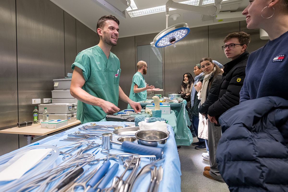 UKM Pflege | Tag des offenen OP | OP-Team erklärt Interessent*innen OP-Besteck