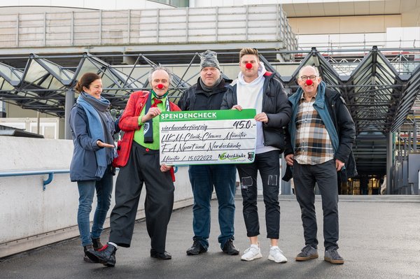 Spendenübergabe Preußen-Fans / Clinic Clowns