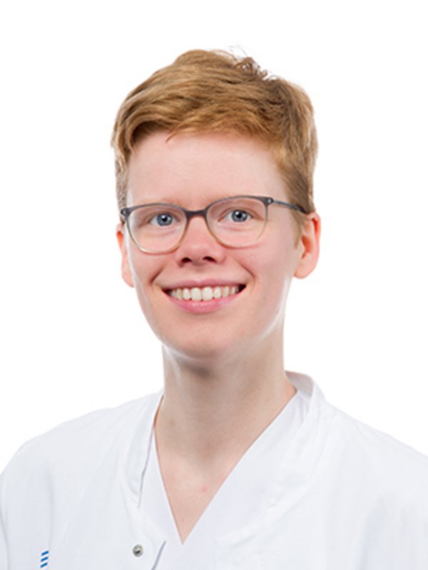 UKM Nuklearmedizin | Maike Fischer | Sie trägt eine Brille und lächelt in die Kamera.