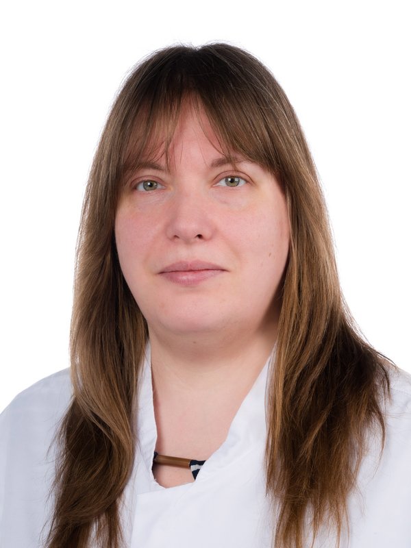 UKM Klinik für Nuklearmedizin | Monika Trub | Sie hat braune lange Haare und schaut in die Kamera.