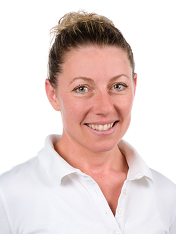 UKM | Portrait von Lydia Schulze aus der Orthopädie. Sie trägt ein weißes Hemd und lacht.