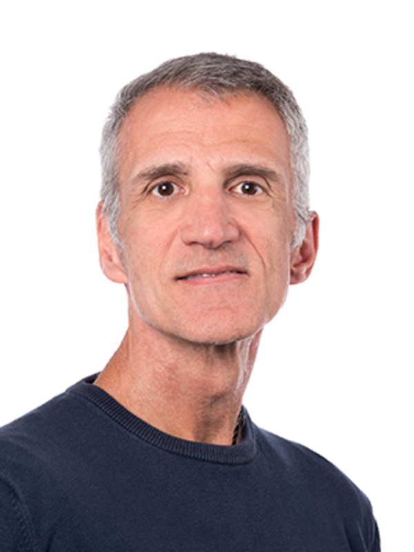 UKM | Facharzt für Parodontologie. Er trägt ein schwarzes Shirt und schaut freundlich in die Kamera.