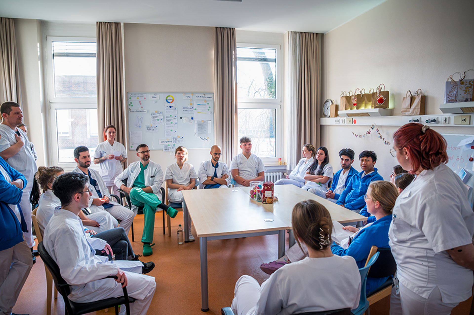 UKM | Mitarbeitende der Allgemeinchirurgie bei einer Besprechung