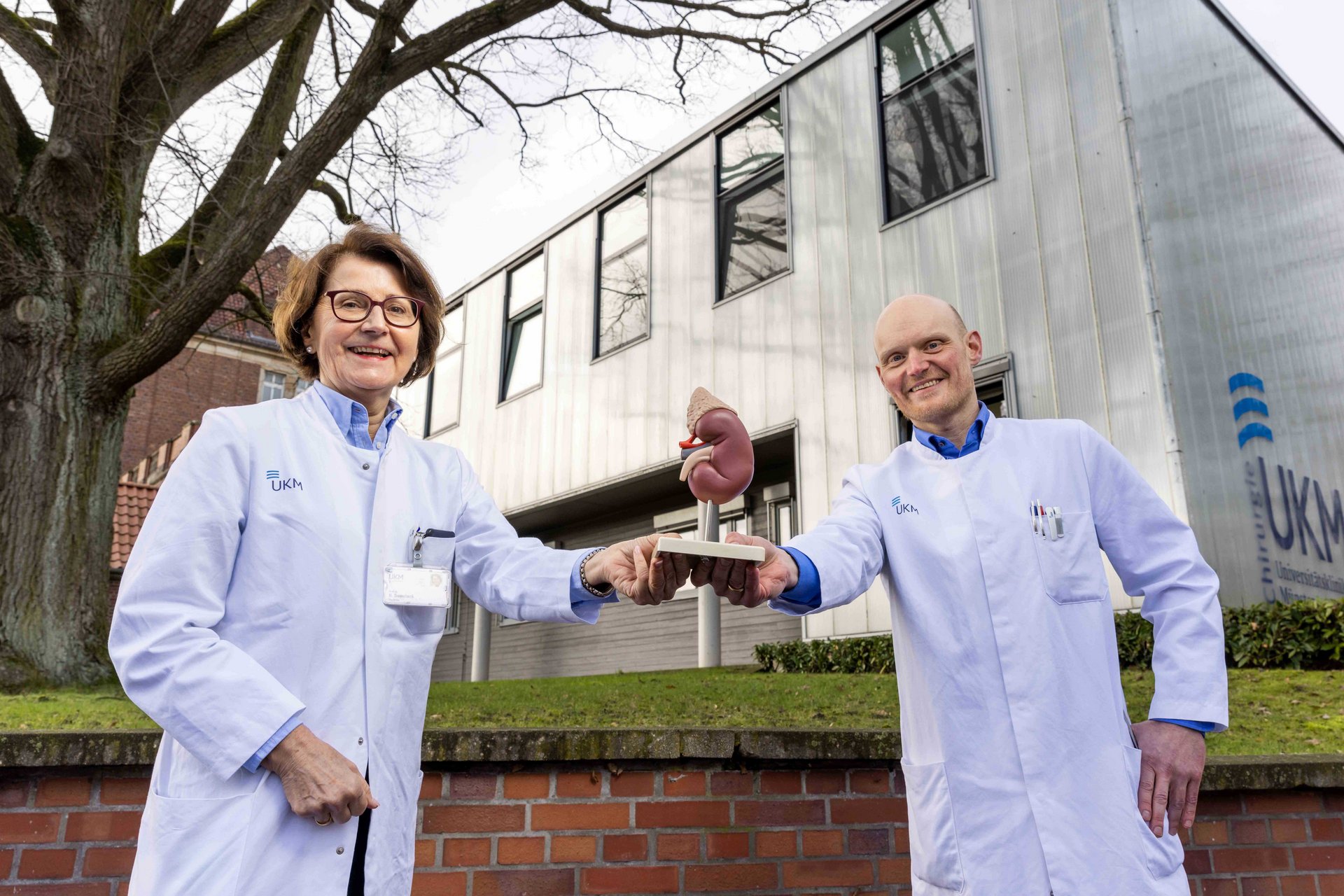 Prof. Barbara Suwelack übergibt die Leitung der Sektion Transplantationsnephrologie am UKM an ihren Kollegen und Nachfolger Prof. Stefan Reuter. 