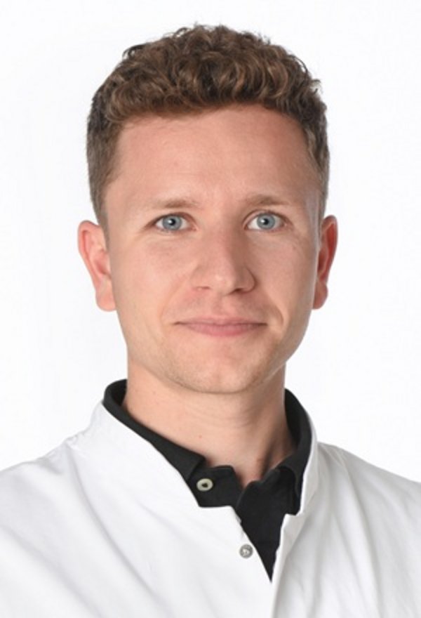 UKM Prurituszentrum | Ein Mann mit dunklen Haaren und weißem Kittel.