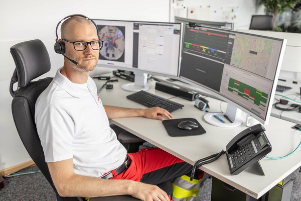 Foto (UKM): Patienten, Vitaldaten und Vieles mehr im Blick: Dr. Till Würdemann an seinem Telenotarzt-Arbeitsplatz in der Feuerwehr-Leitstelle am York-Ring in Münster. Von hier sollen künftig 150 bis 180 Rettungswagen telemedizinisch betreut werden.