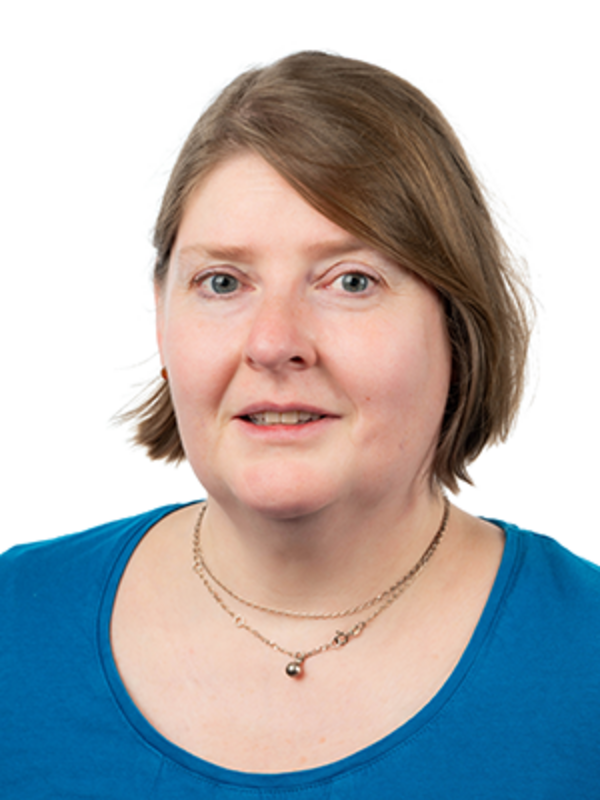 UKM | Portraitaufnahme einer Mitarbeiterin des Zentrums für Zahn-, Mund- und Kieferheilkunde. Sie trägt ein blaues Shirt und lächelt.