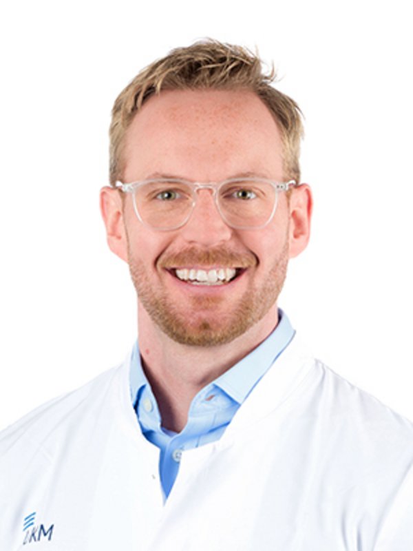 UKM Anästhesiologie | Raphael Weiss. Ein Mann mit Brille lächelt in die Kamera.