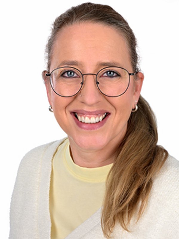 UKM Kompetenzzentrum Chronischer Pruritus | Carina de Castro | Sie trägt eine Brille und lächelt in die Kamera.
