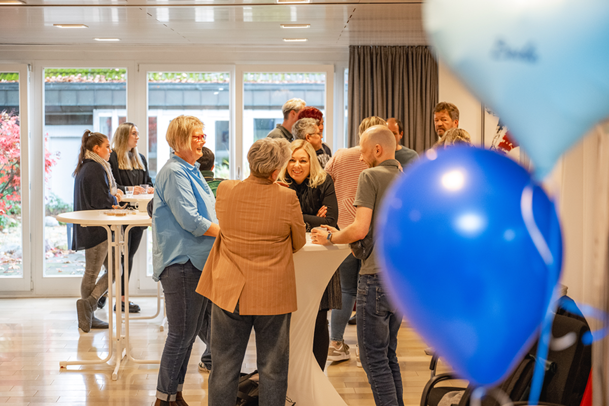 UKM Magnet-Projekt Best Practice Forum | Mehrere Teilnehmende stehen an Stehtischen.