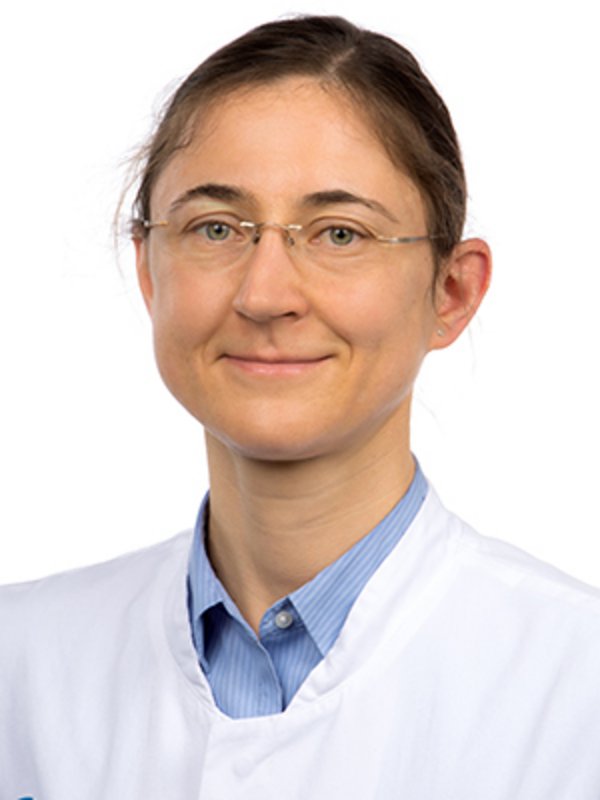 UKM Medizinische Klinik D | Daniela Braun hat braune Haare, trägt eine Brille und lächelt in die Kamera.