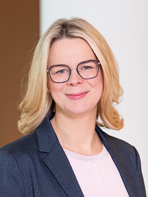 UKM | Portraitaufnahme der Koordinatorin WTZ Netzwerk und Förderprogramme. Die Frau hat blondes Haar und trägt eine Brille.