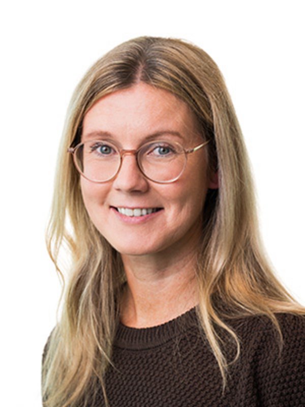 UKM Plastische Chirurgie | Christina Mohrmann | Frau mit blonden Haaren und Brille lächelt in die Kamera.