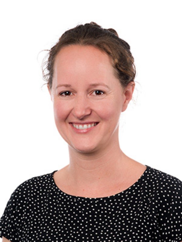 UKM Pädiatrische Hämatologie und Onkologie | Susanne Hagedorn | Sie trägt ein dunkles Shirt und lächelt in die Kamera.