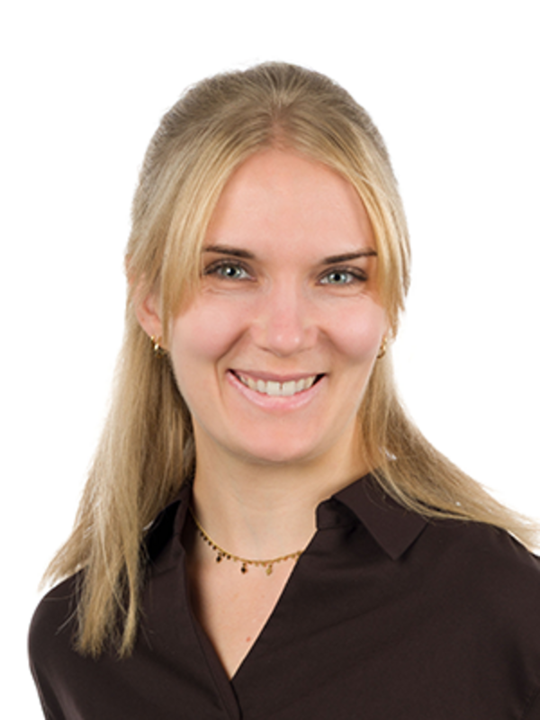 UKM Gerhard-Domagk-Institut für Pathologie | Portraitbild von Svenja Wosnig | Sie hat blonde Haare, trägt eine schwarze Bluse und lächelt in die Kamera.