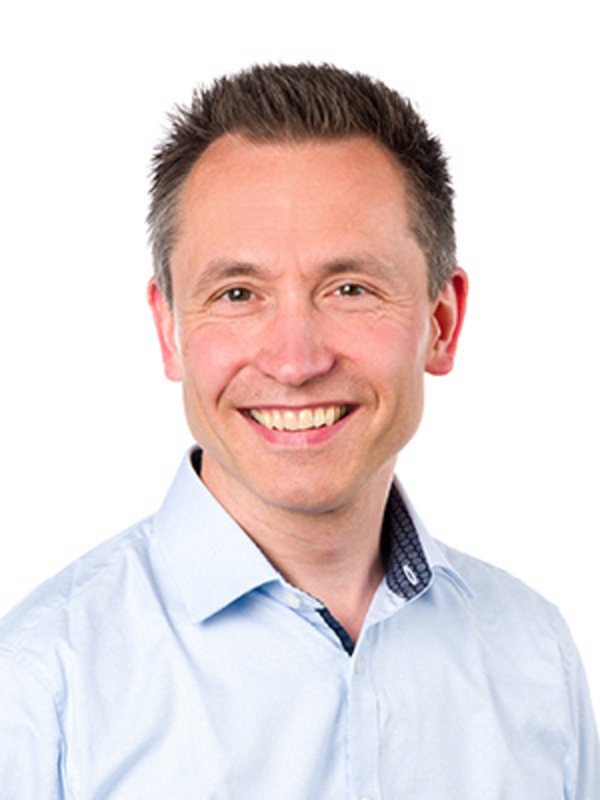 UKM Pädiatrische Hämatologie und Onkologie | Sebastian Balbach | Trägt ein hellblaues Hemd und lächelt in die Kamera.