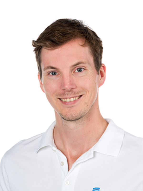 UKM | Portrait von Tobias Prade aus der Orthopädie. Er trägt ein weißes Hemd und lacht.