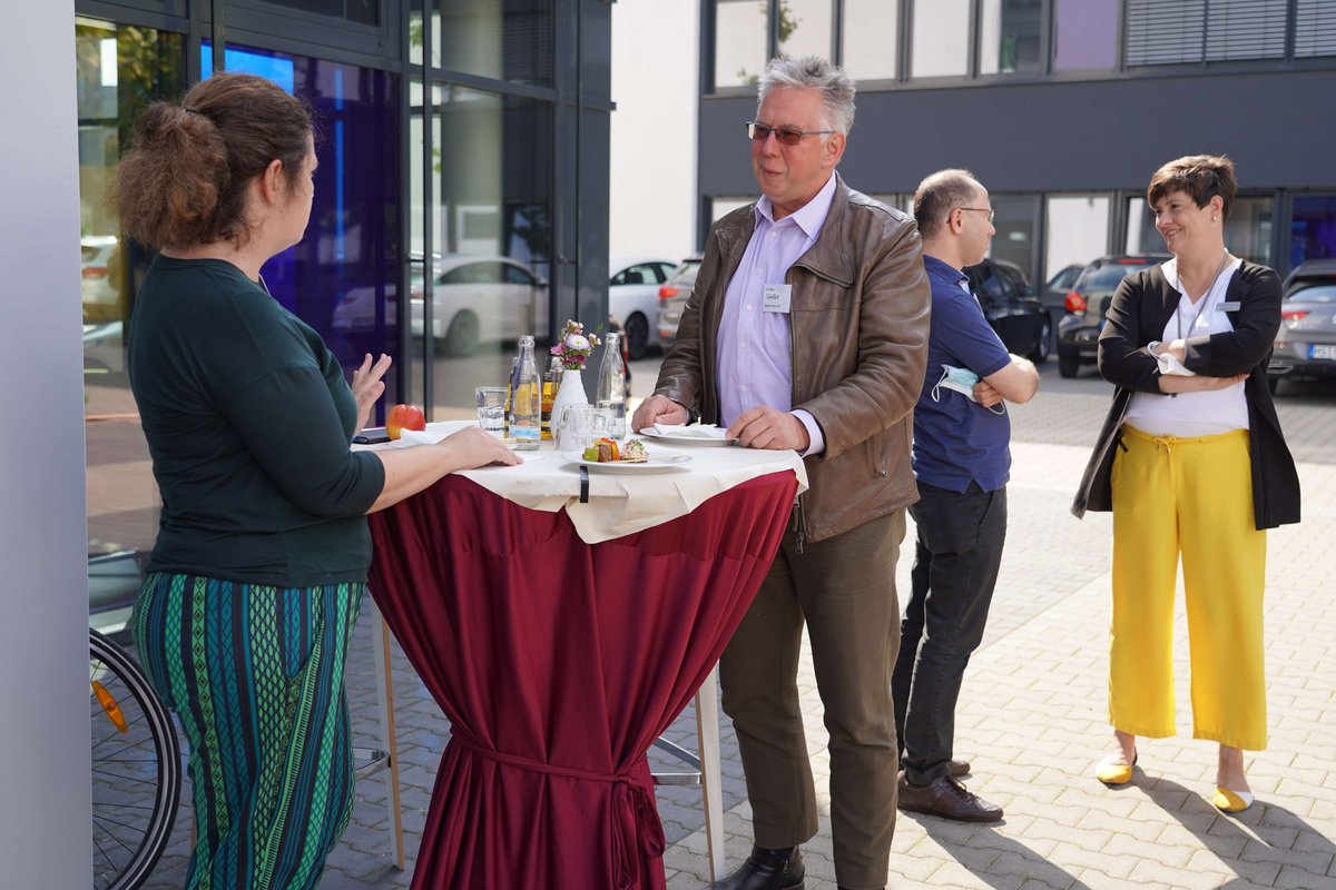 UKM Herz-MRT-Zentrum | Teilnehmende stehen draußen und reden miteinander.