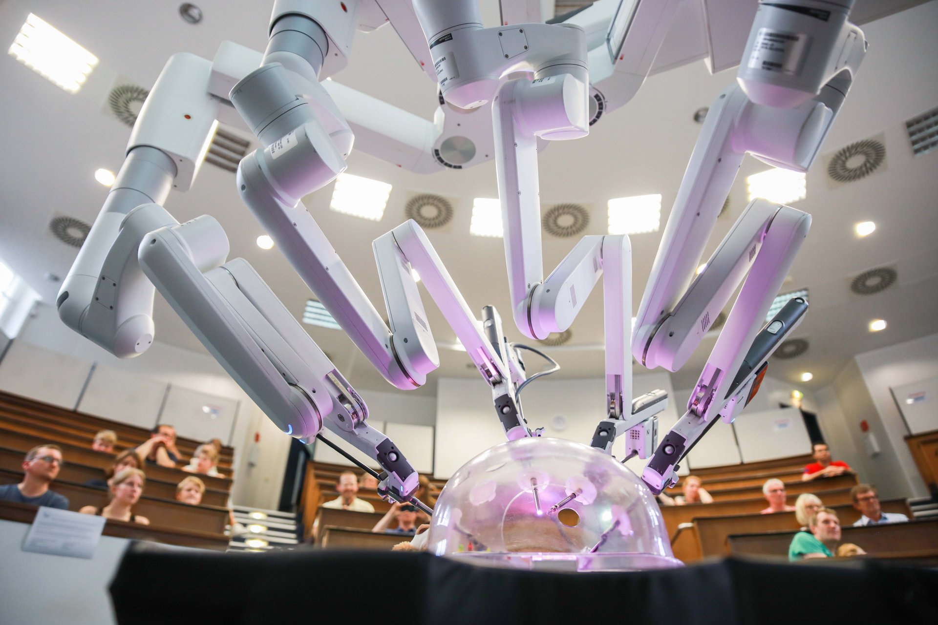 Da-Vinci-Roboter im Hörsaal; Interessierte schauen zu