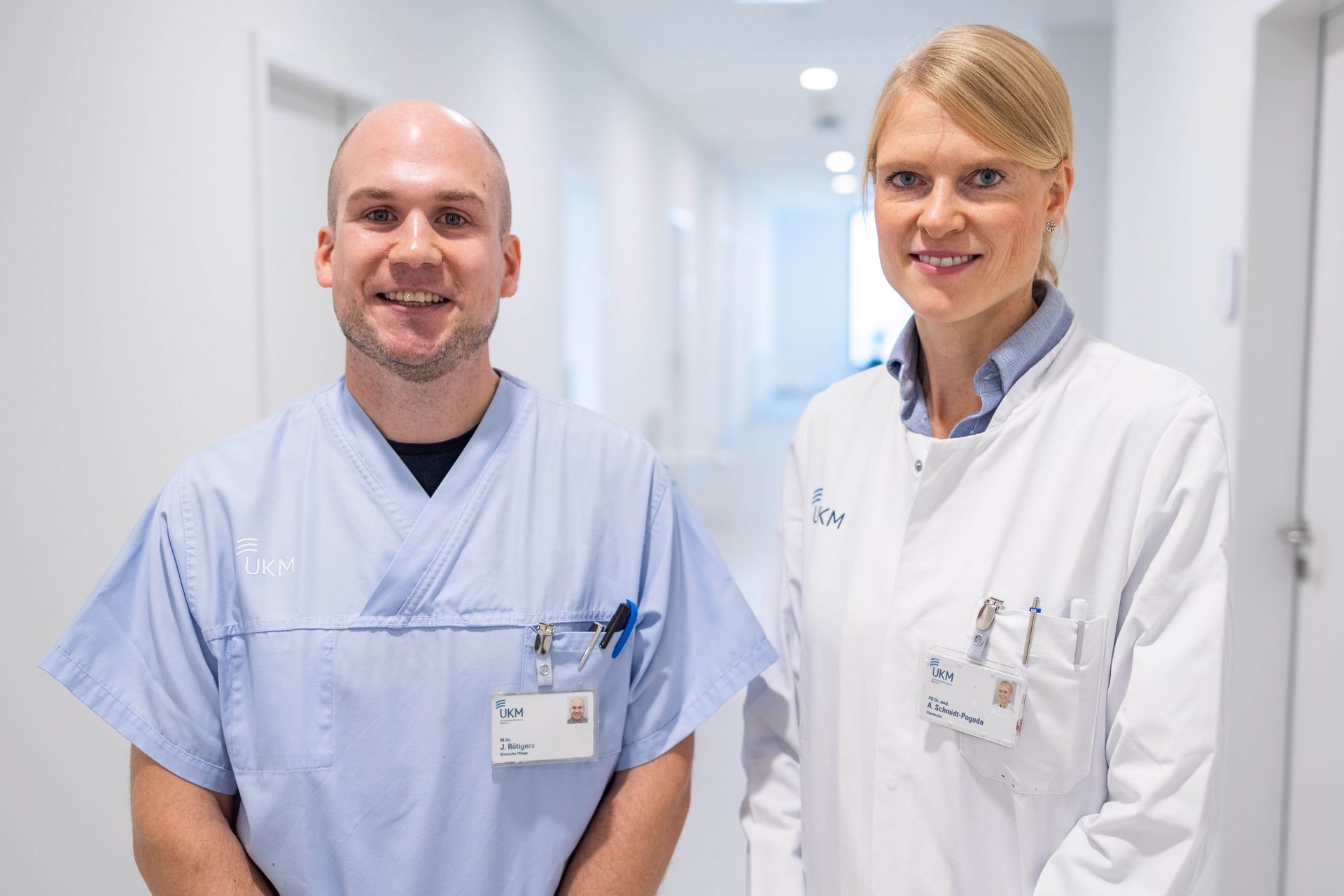Zwei Teammitglieder der Stroke Unit am UKM, die im UKM OnlineTalk über Therapien, persönliche Risiken und Lebensstiloptimierung aufklären 