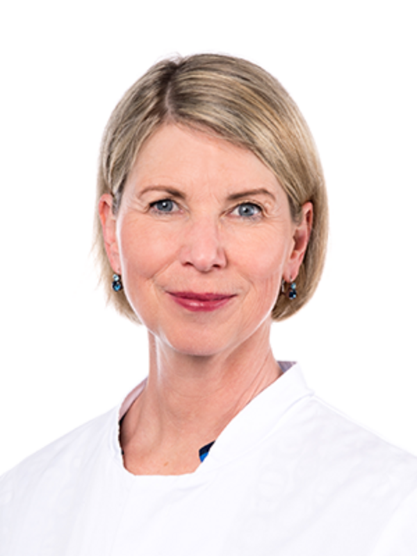 UKM | MTA im Labor der Herzchirurgie. Sie trägt einen weißen Kittel und lächelt.