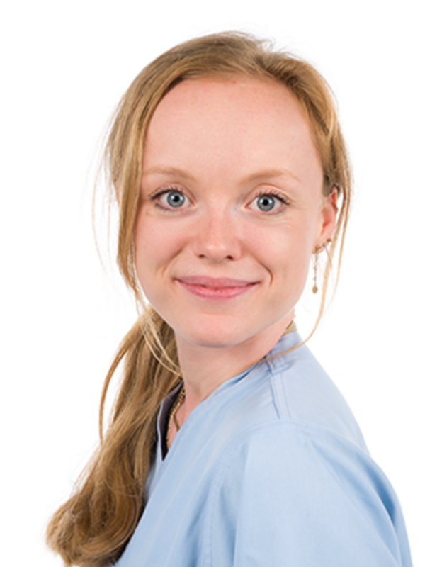 UKM | Ärztin der Medizinischen Klinik B. Sie trägt einen hellblauen Kasack und lächelt.