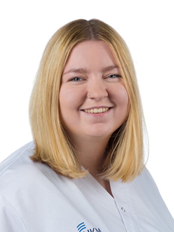 UKM | Portraitfoto einer Medizinischen Fachangestellten aus der Angiologie. Sie trägt einen weißen Kittel und lächelt.