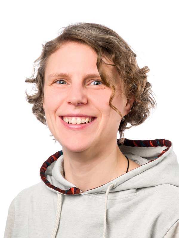 Frau in grauem Pullover, die lächelt. 