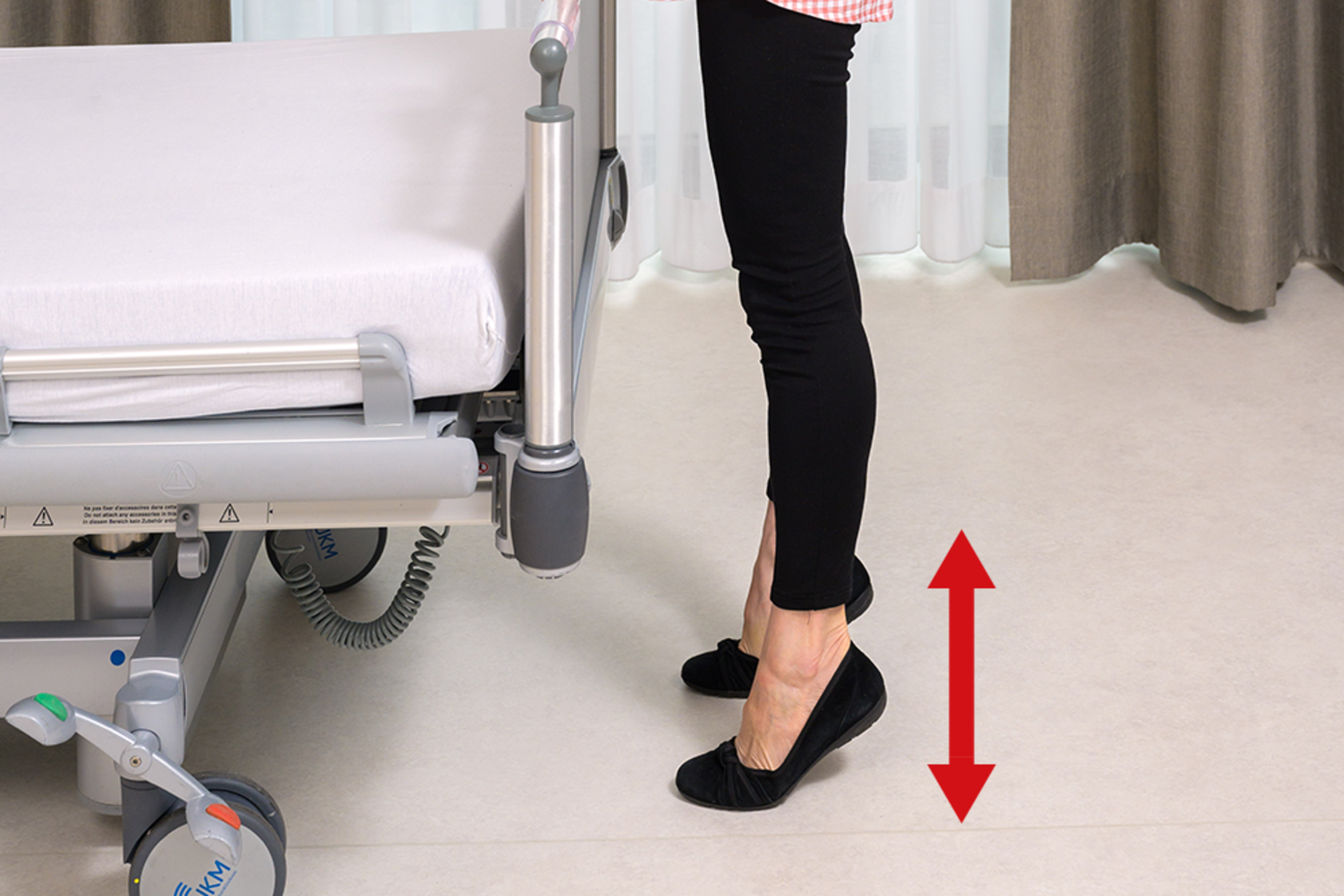 UKM Service | Bewegung im Krankenhaus | Patientin macht Übung Zehenspitzenstand